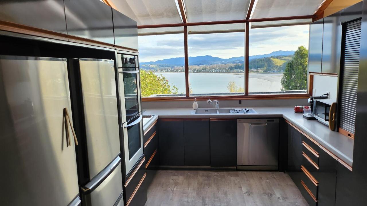 The Black Chalet Whitianga Eksteriør billede