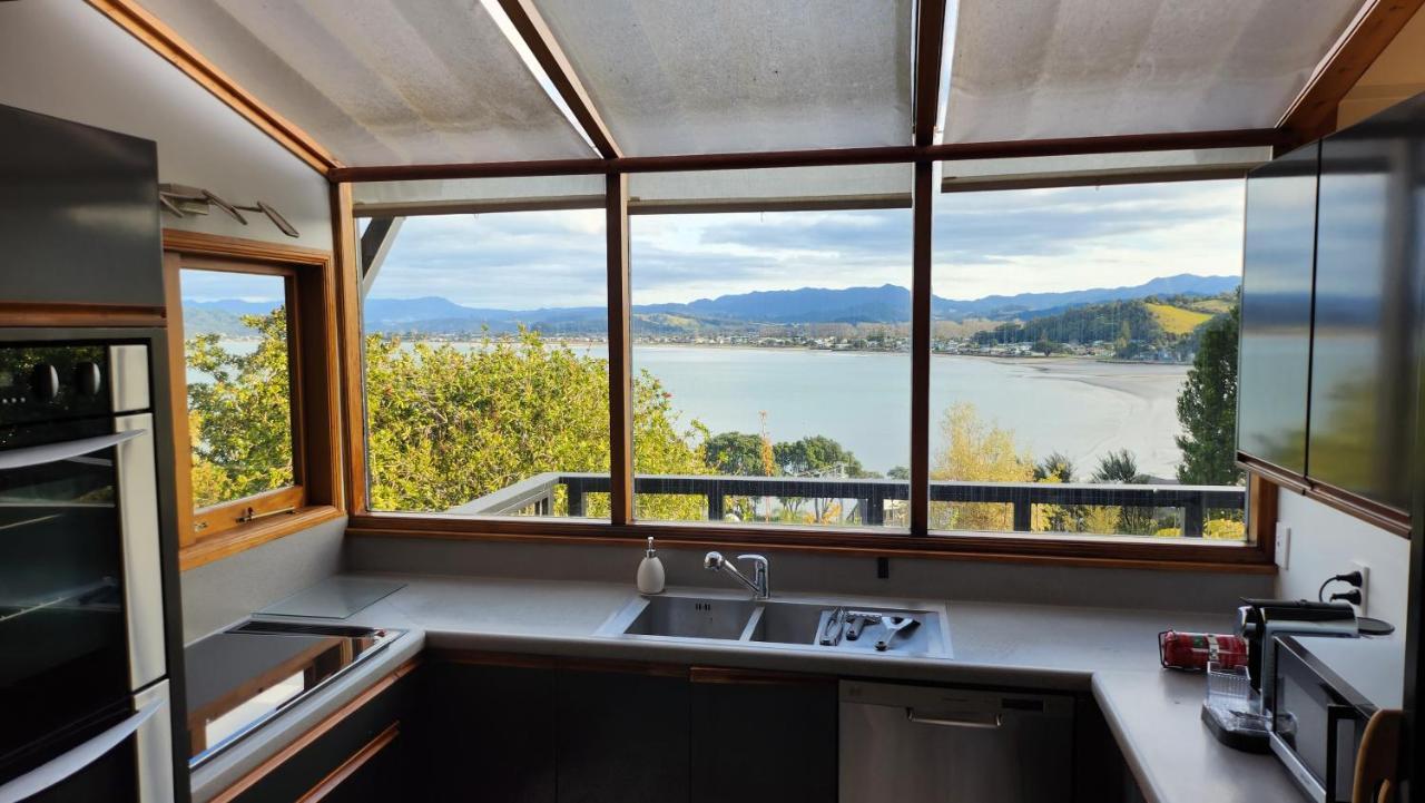 The Black Chalet Whitianga Eksteriør billede